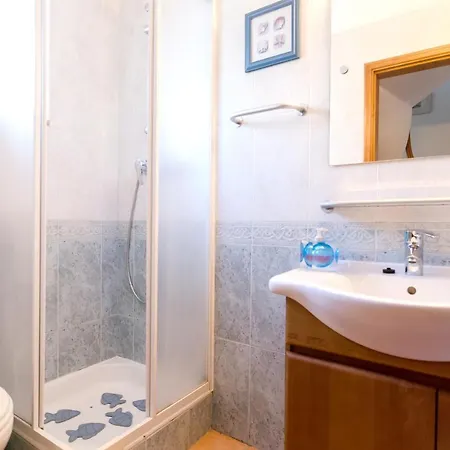 Charming House In With Shared Pool 维拉摩拉