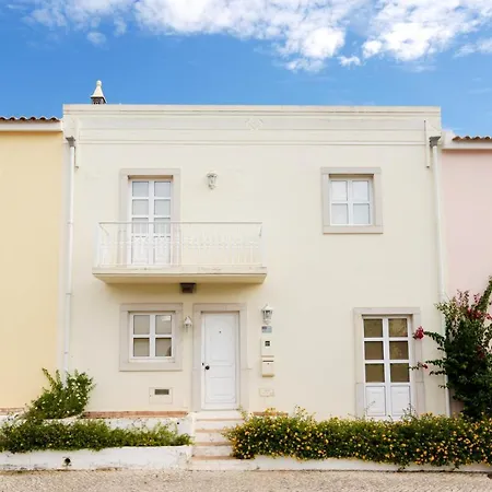 Charming House In With Shared Pool 度假居