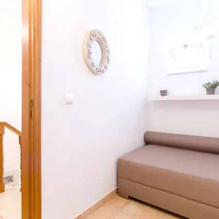 Charming House In With Shared Pool * 维拉摩拉