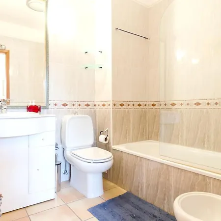 Charming House In With Shared Pool 度假居 *