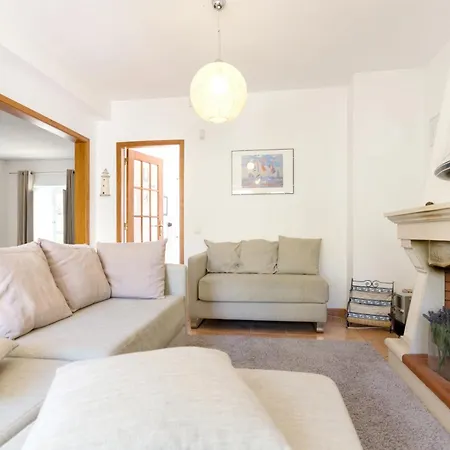 Charming House In With Shared Pool 度假居