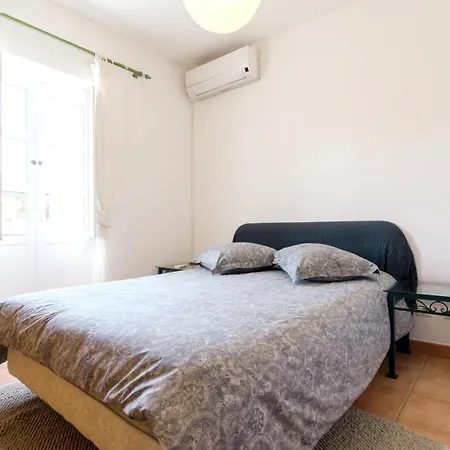 Charming House In With Shared Pool Ferienhaus *
